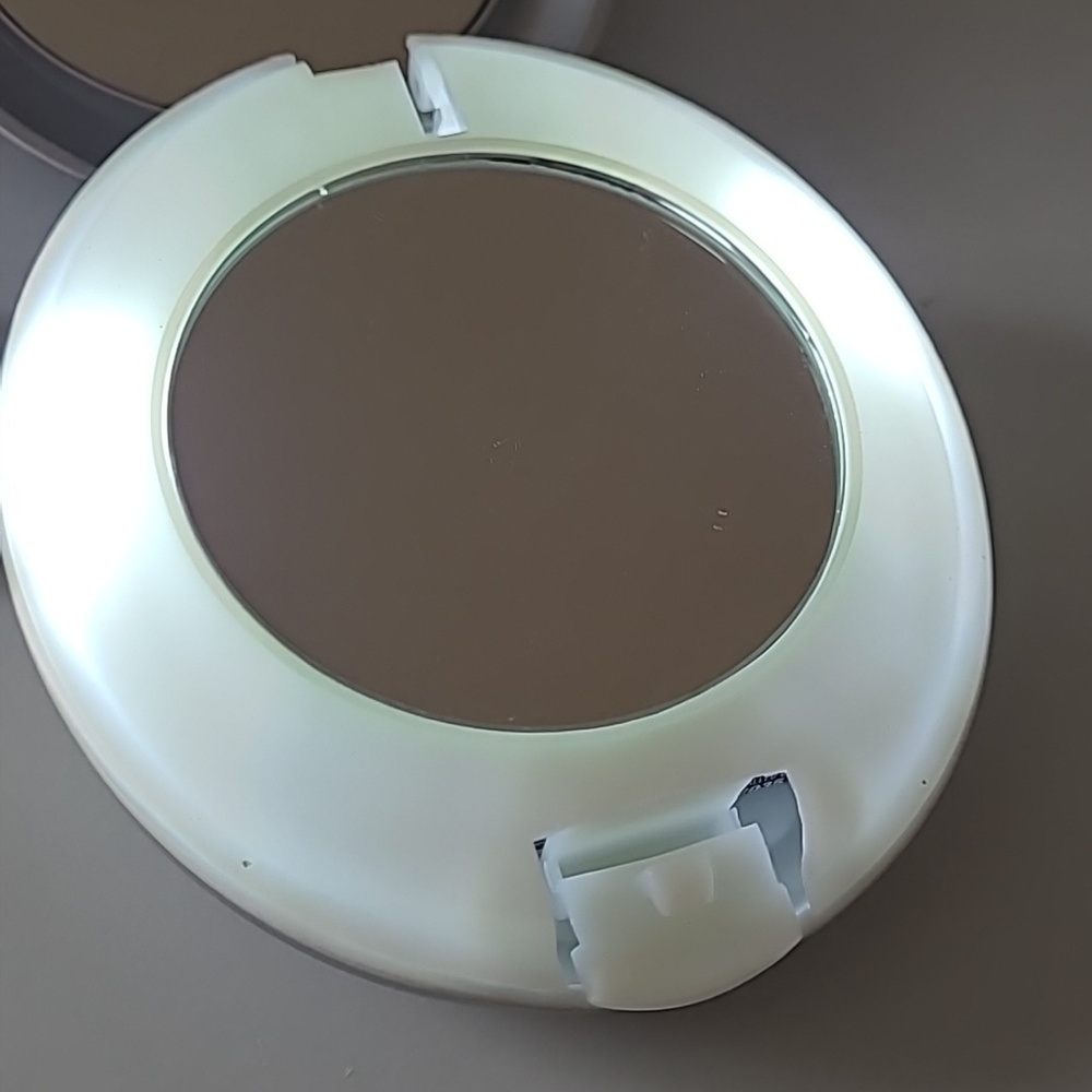 Tweezerman Lighted Mirror - Picture 4 of 7